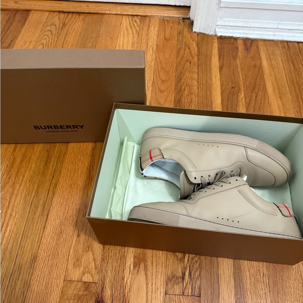 Burberry Men's Beige Sneakers